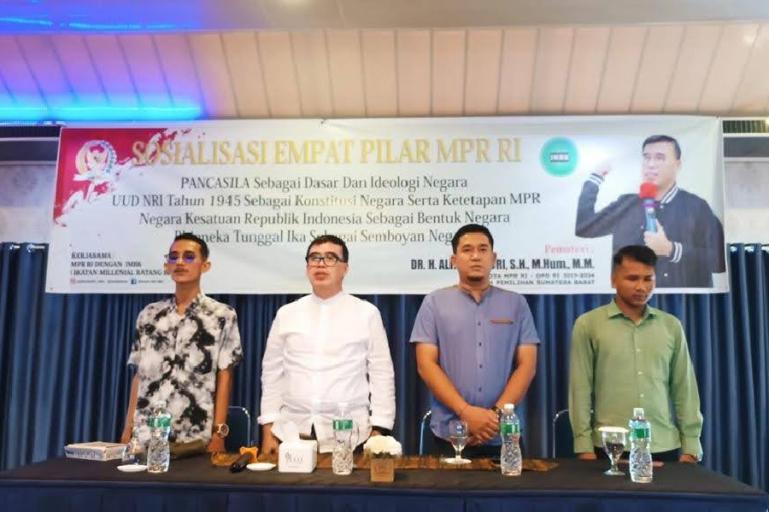 Anggota MPR RI, Alirman Sori saat menghadiri sosialisasi 4 Pilar MPR RI pada kelompok Milenial Batang Kapas bertempat di Hotel Saga Murni, Painan, Kamis (23/11). (Dok : Istimewa)