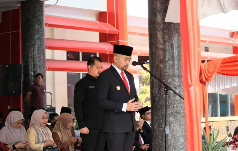 Wagub Sumbar, Audy Joinaldy pimpin upacara bendera Hari Pahlawan di halaman kantor gubernur, Jumat (10/11). (Dok : Istimewa)