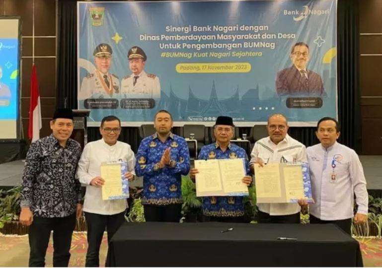 Foto bersama Wagub Sumbar Audy Joinaldy, Direktur Keuangan Bank Nagari Sania Putra, Direktur Kredit dan Syariah Gusti Candra, Pemimpin Divisi Pemasaran Syafrizal CH, Kepala Dinas PMD Sumbar Amasrul, usai penandatanganan kerja sama antara Bank Nagari dan D