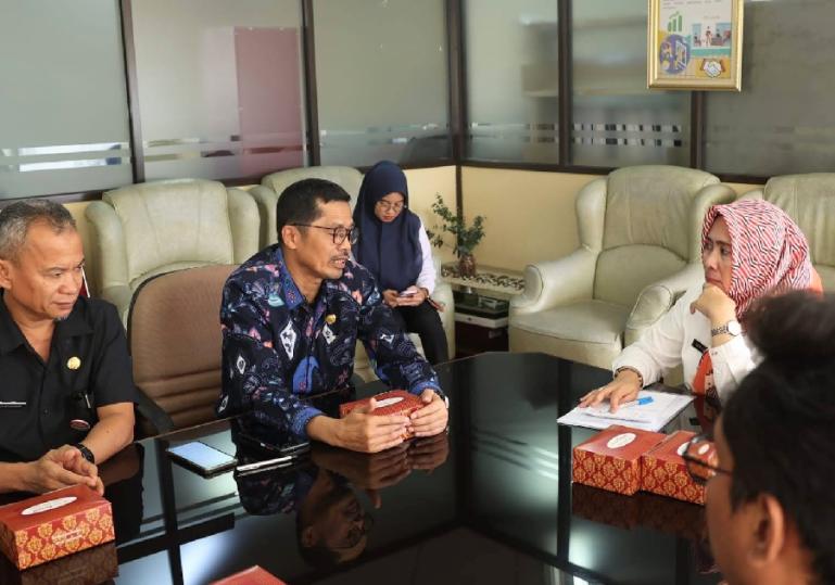 Sekretaris DPRD Sumbar, Raflis dan staf saat audensi dengan Kepala Pusat Pengembangan  Perpustakaan Umum dan Khusus, Nani Suryani di Jakarta, Rabu (29/11). (Dok : Istimewa)