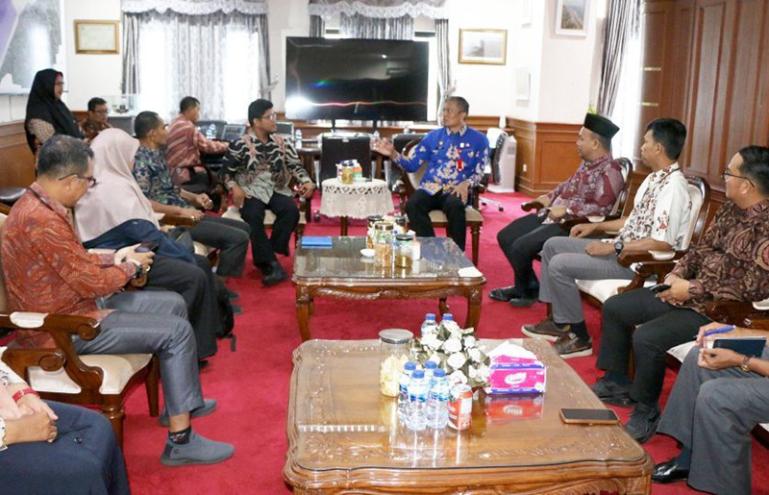 Lima komisioner KPU Kota Pariaman yang baru bertemu dengan PJ Wali Kota Pariaman, Roberia, Kamis siang (2/11). (Dok : Istimewa)