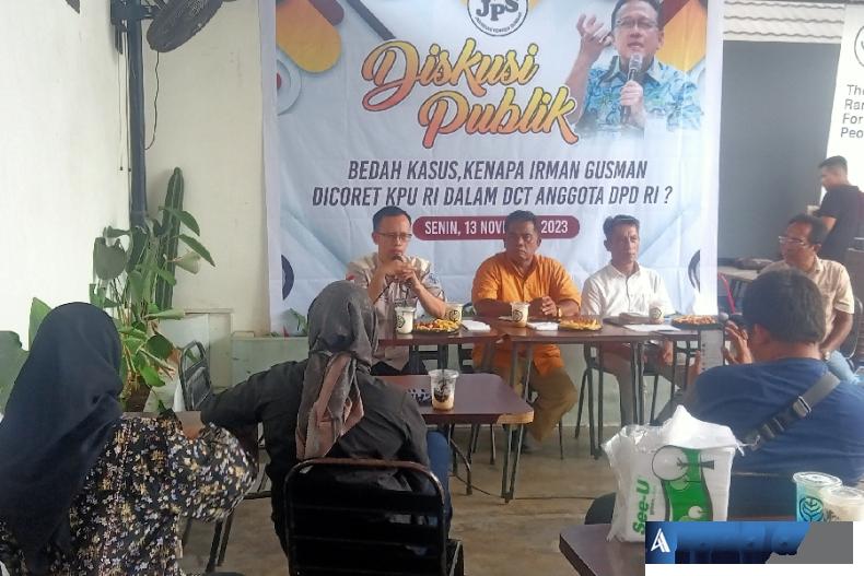 Suasana diskusi yang membahas pencoretan nama Irman Gusman pada DCT anggota DPD RI, di salah satu kafe di Kota Padang, Senin (13/11). (Foto : Arzil)