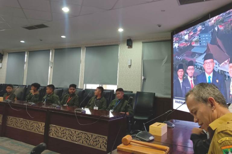 Kabag Persidangan dan Perundang-undangan Sekretariat DPRD Sumbar, Zardy Syahrir menyambut kedatangan puluhan siswa SMPIT Alam Golden School Kota Solok, di ruang Bamus DPRD Sumbar, Senin (13/11). (Dok : Istimewa)