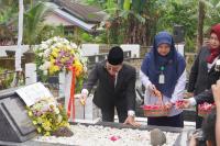 Dirut RSUP M Djamil Padang Dr dr Dovy Djanas SpOG KFM MARS melakukan tabur bunga di makam Dr Mohammad Djamil ARTS DPH Dt Rangkayo Toeo di Kayu Tanam, Padangpariaman, Kamis (2/11). Ziarah ini merupakan rangkaian Hari Kesehatan Nasional yang ke-59. (Dok : I
