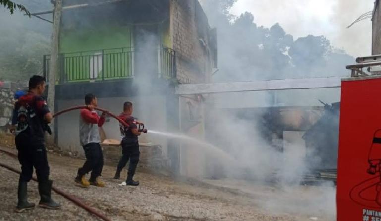Terlihat petugas Damkar Dharmasraya melakukan pemadaman pada bangunan kafe yang terbakar pada Minggu (12/11). (Dok : Istimewa)