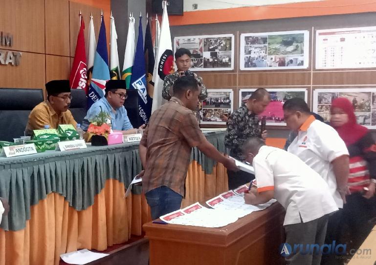 Suasana partai politik melakukan pencermatan atau verifikasi draf surat suara caleg untuk DPRD provinsi, di kantor KPU Sumbar, Jumat (3/11). (Foto : Arzil)