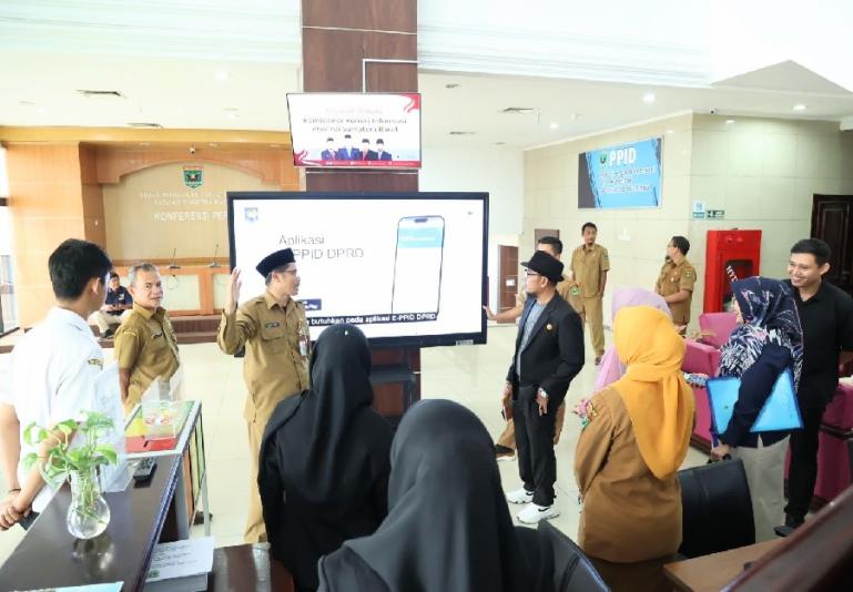 Sekretaris DPRD Sumbar Raflis menerangkan inovasi KIP di lingkup kerjanya kepada tim verifikasi faktual KI Sumbar, Selasa (31/10). (Dok : Istimewa)