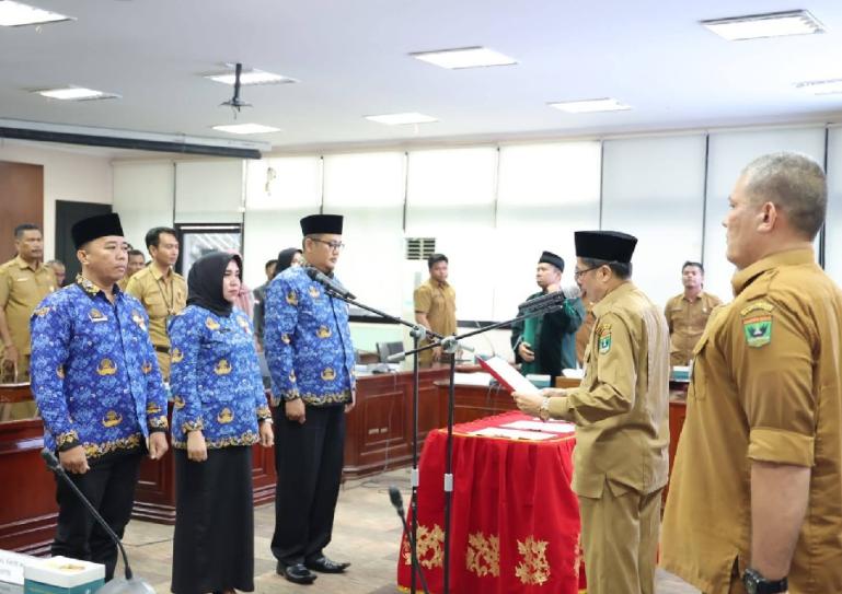 Sekretaris DPRD Sumbar, Raflis saat melantik tiga tenaga PPPK baru dilingkup Sekretariat DPRD Sumbar, Senin sore (30/10) kemarin. (Dok : Istimewa)