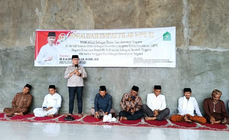 Anggota MPR RI, Alirman Sori saat berikan sosialisasi 4 Pilar 4 Pilar MPR berkerjasama dengan MTS Alfurqan, MTS An Anur dan MTS Batang Kabung Ganting, Kota Padang, Senin siang (13/11). (Dok : Istimewa)