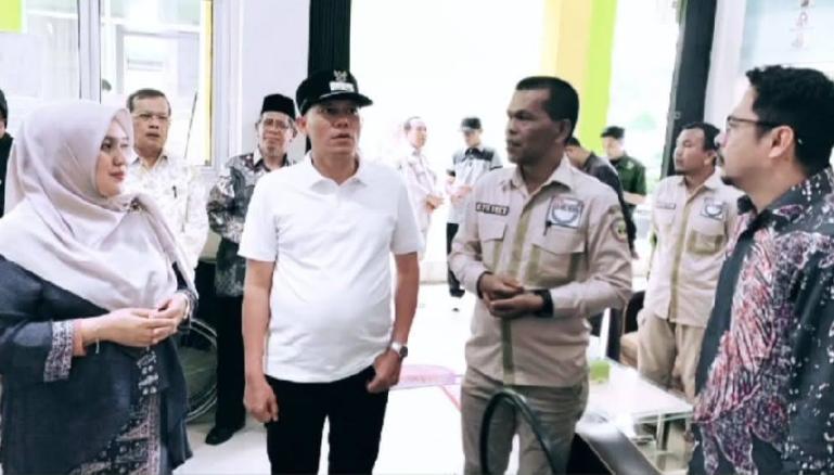 Tim monev KI Sumbar dipimpin Ketua KI Nofal Wiska bersama Bupati Pasaman, Sabar AS dan kepala SMKN 1 Lubuk Sikaping, Sabtu (11/11). (Dok : Istimewa)