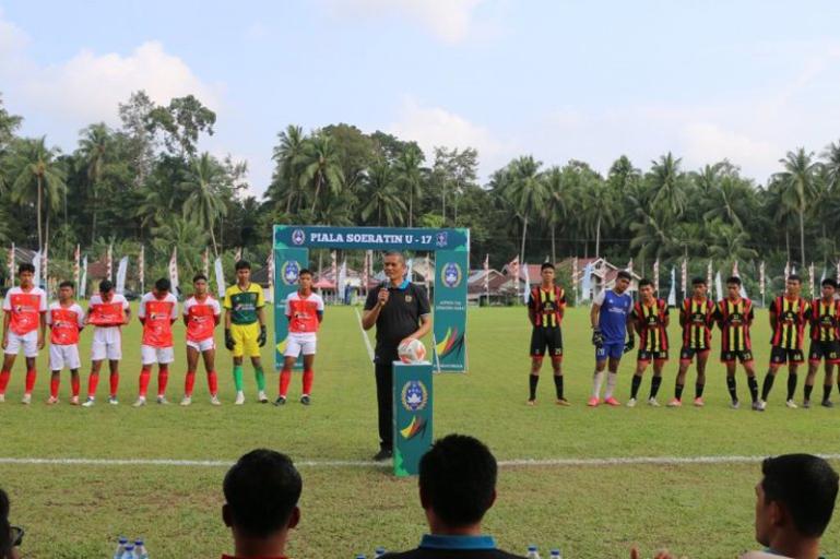 Pj Wali Kota Pariaman Roberia, buka pertandingan Soeratin Cup U-17 Sumbar 2023  di lapangan bola mini Desa Sikapak Timur, Minggu (12/11).  (Dok : Istimewa)