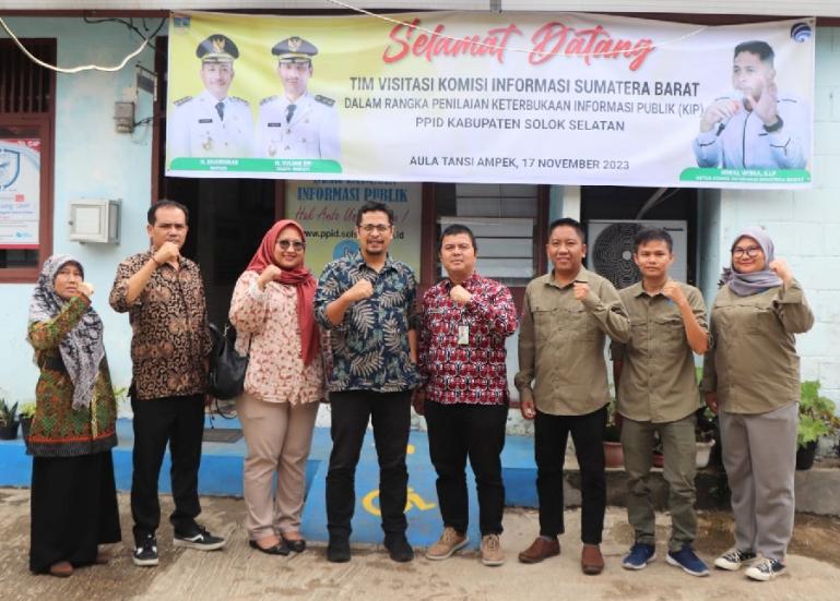 Tim KI Sumbar dipimpin Nofal Wiska bersama Kepala Diskominfo Solsel Firdaus Firman, saat verifikasi faktual di kabupaten itu, Jumat (17/11). (Dok : Istimewa)