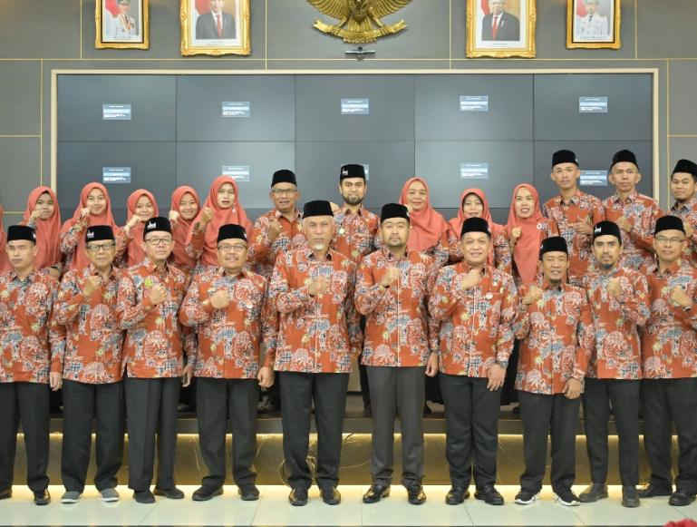 Gubernur dan Wakil Gubernur Sumbar, Mayeldi-Audy Joinaldy bersama para kafilah Sumbar di ajang STQH ke-XXVII 2023 di Jambi. (Dok : Istimewa)