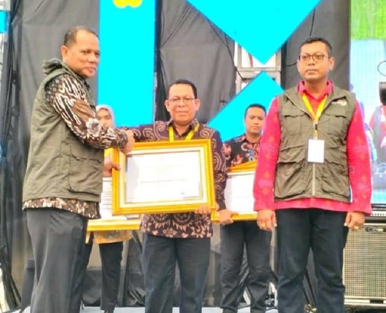 Kabid Pemnag Dinas PMD Sumbar, Desrianto Boy menerima penghargaan dari Dirjen Bina Pemerintahan Desa, La Ode Ahmad Pidana Bolombo, untuk Pemprov Sumbar, di Jakarta, Minggu (12/11). (Dok : Istimewa)
