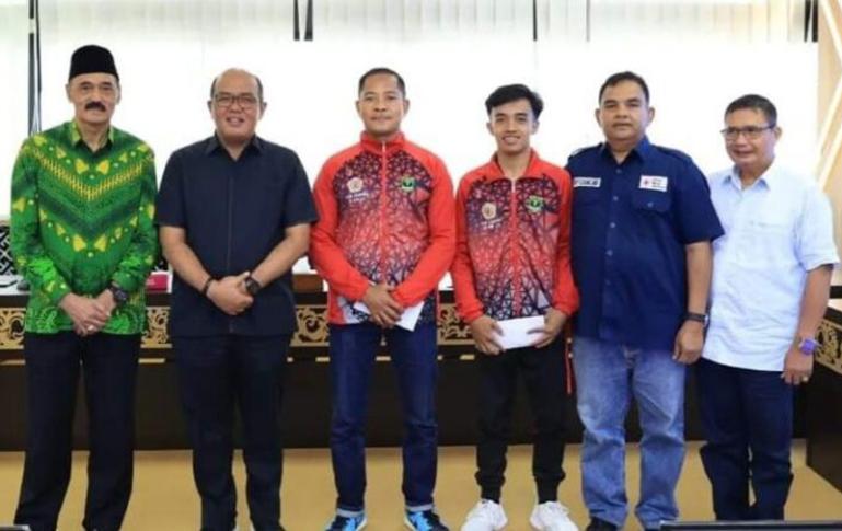 Ketua DPRD Sumbar, Supardi didampingi Anggota Komisi III DPRD Sumbar, Ismunandi Sofyan dan Zulhardi Z Latif (Ketua IPSI Padang) bersama pesilat peraih medali di ajang Pra PON di Kota Solo, Selasa. (Dok : Istimewa)