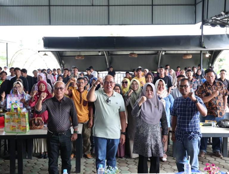 Ketua DPRD Sumbar, Supardi saat menjadi pembicara dalam sosialisasi pengelolaan lingkungan hidup bagi masyarakat Payakumbuh dan Limapuluh Kota pada 19 -20 November lalu di Agam Jua Art and culture caffe, Kota Payakumbuh. (Dok : Istimewa)