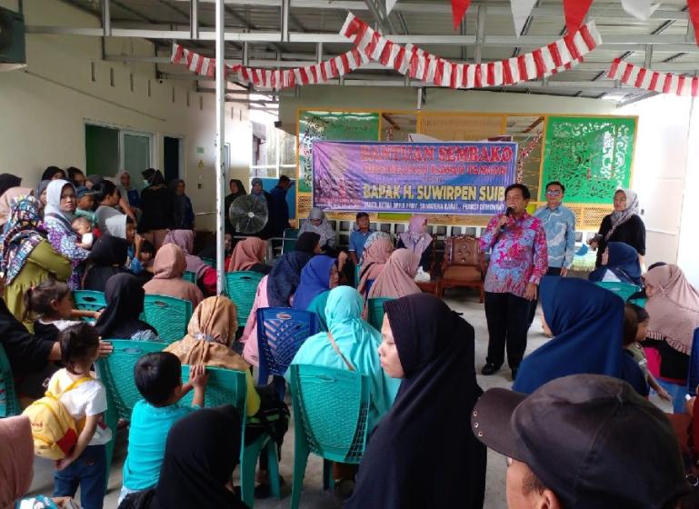Wakil Ketua DPRD Sumbar, Suwirpen Siub saat memberikan bantuan Stunting di Kecamatan Kuranji, Sabtu (18/11). (Dok : Istimewa)