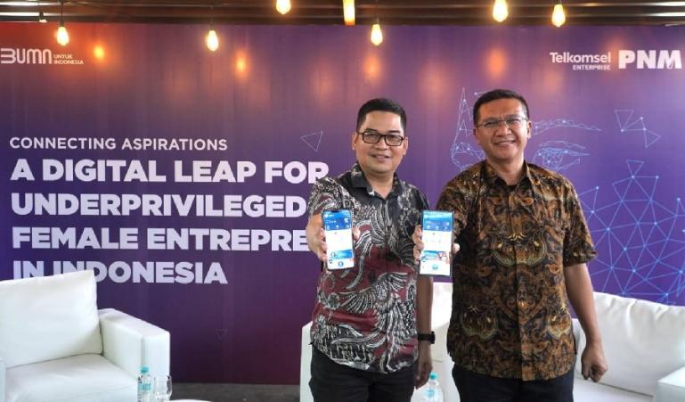 General Manager Account Management Business Sector Telkomsel S Handoyo Hadi dan Corporate Secretary PT Permodalan Nasional Madani (Persero), L Dodot Patria memberikan penjelasan terkait kolaborasi Telkomsel dan PNM dalam mendukung pemberdayaan perempuan p
