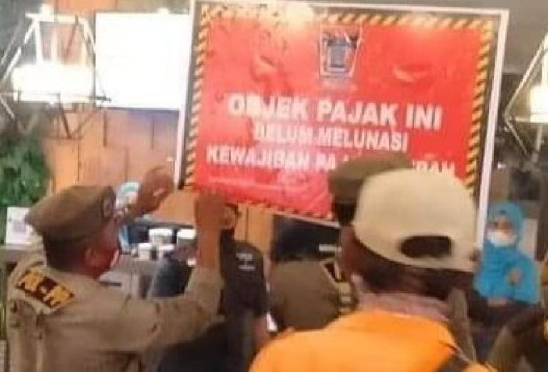 Ilustrasi salah satu objek pajak yang dipasangi stiker tidak patuh bayar pajak. (Dok : Istimewa)