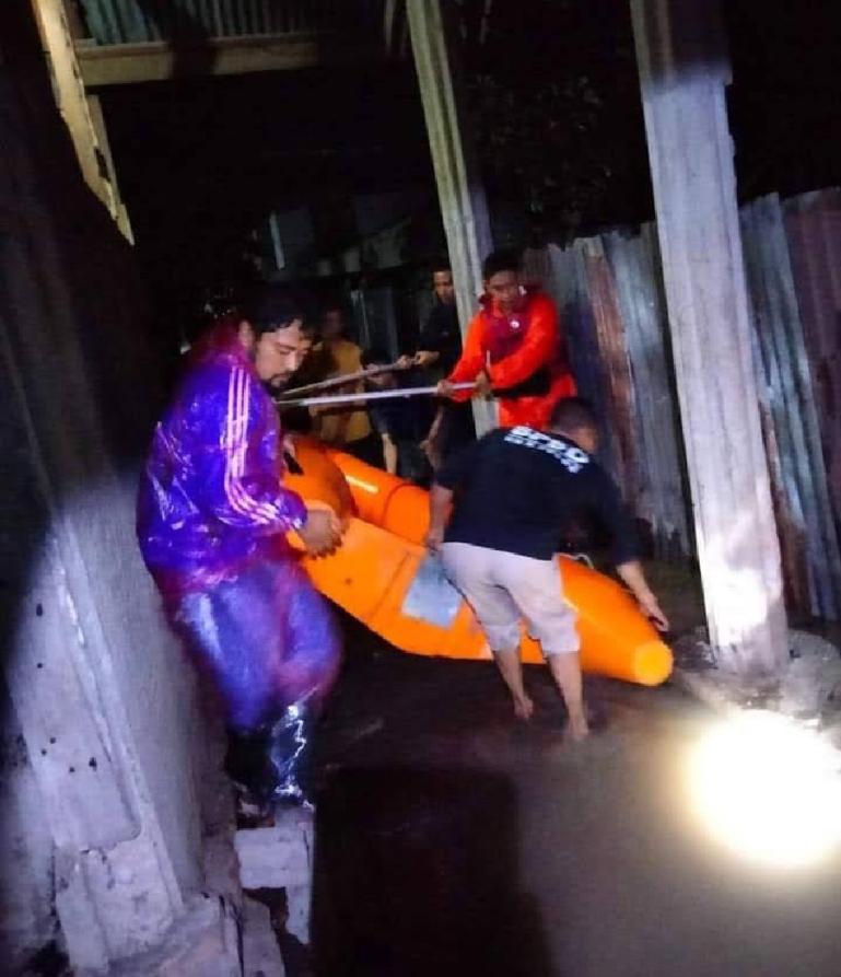 Tim penanggulangan banjir Kabupaten Solok melakukan evakuasi warga yang terdampak banjir pada Sabtu malam (4/11). (Dok : Istimewa)