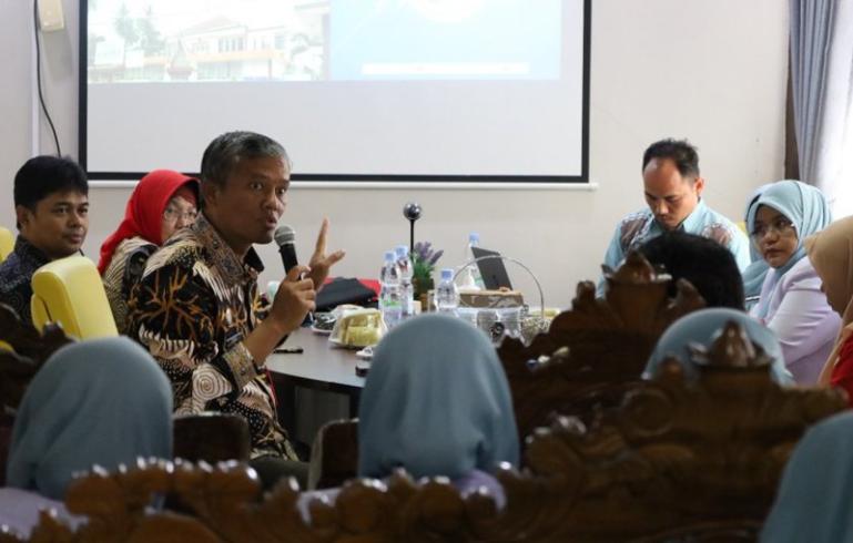 Pj Wako Pariaman, Roberia berikan paparan dihadapan Tim Lembaga Akredetasi Rumah Sakit Damar Husada Paripurna yang lakukan verifikasi akreditas RSUD dr Sadikin Kota Pariaman, Kamis (23/11). (Dok : Istimewa)