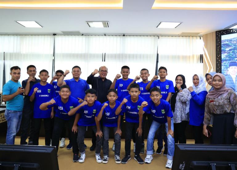 Ketua DPRD Sumbar, Supardi bersama Suharjono (anggota DPRD Sumbar) melepas Tim SSB U-13 Pasaman Barat berlaga di kejuaraan sepak bola Liga Sentra Indonesia, di ruang rapat khusus I DPRD Sumbar, Kamis (16/11). (Dok : Istimewa)