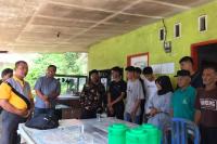 Pembina klub voli Surgana, Sonny Affandi, beri pesan dan arahan pada anggota klub sebelum berangkat ke Tangerang Banten, kemarin. (Dok : Istimewa)