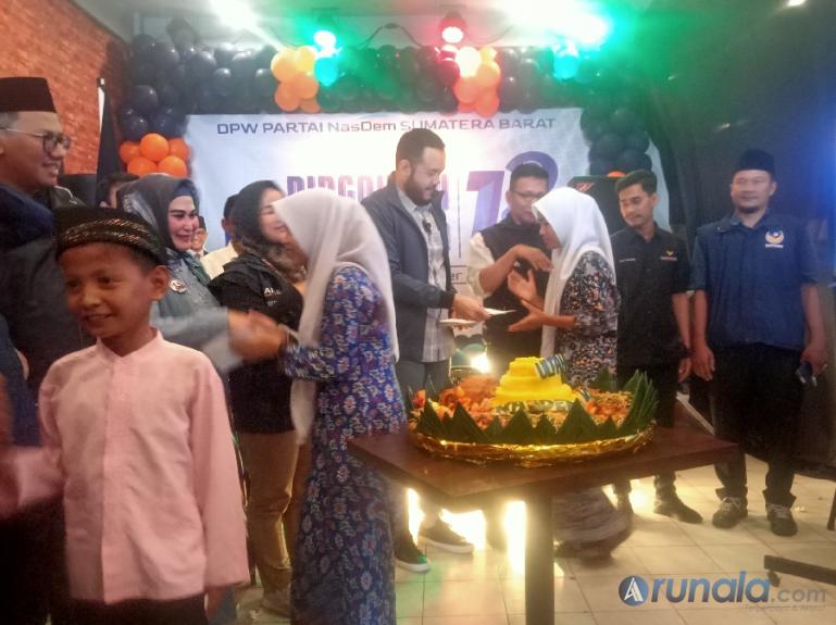 Ketua DPW NasDem Sumbar Fadly Amran bersama pengurus DPW serahkan santunan kepada anak yatim yang diundang dalam perayaan HUT partai yang diadakan DPW NasDem Sumbar, Sabtu (11/11). (Foto : Arzil)
