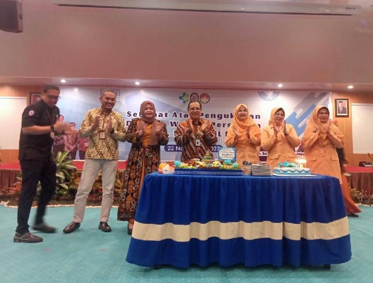 Prosesi perayaan HUT ke-70 Tahun RSUP M Djamil saat Pengukuhan Pengurus DWP RSUP M Djamil di Auditorium RSUP M Djamil, Rabu (22/11) sore. (Dok : Istimewa)