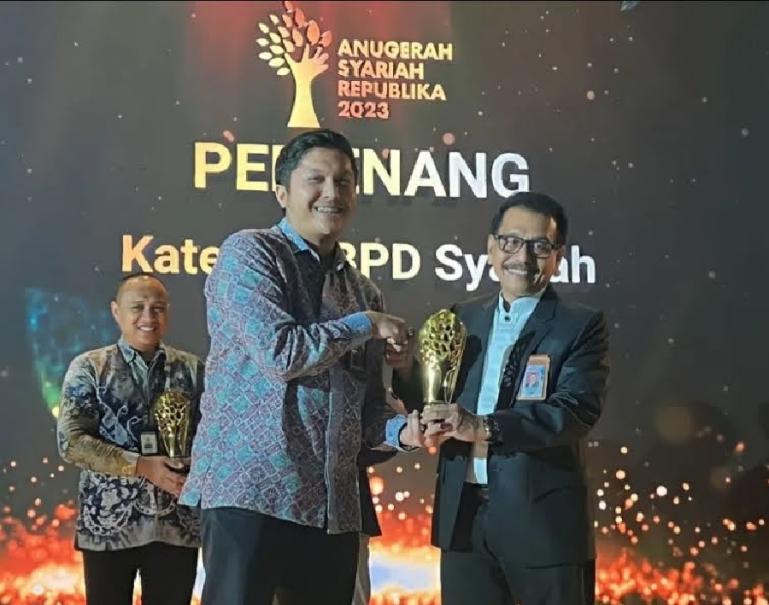Direktur Utama Bank Nagari, Muhamad Irsyad, saat menerima Penghargaan ASR 2023 yang diserahkan Komisioner KNKS Sutan Emir Hidayat, Kamis (30/11). (Dok : Istimewa)