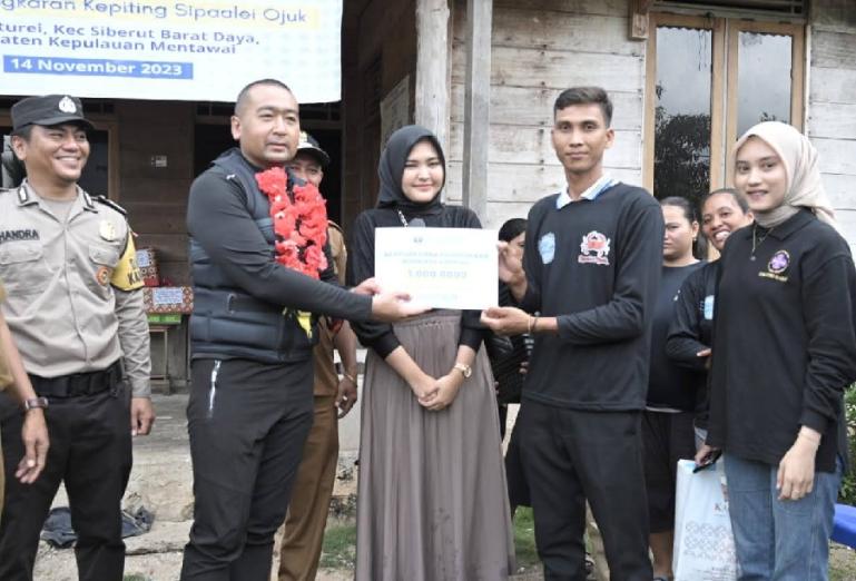 Wagub Sumbar, Audy Joinaldy bersama pihak Apindo Sumbar serahkan Kepiting untuk OMB Sipaalei Ojuk di Desa Keturei, Kecamatan Siberut Barat Daya, Selasa (14/11). (Dok Istimewa)