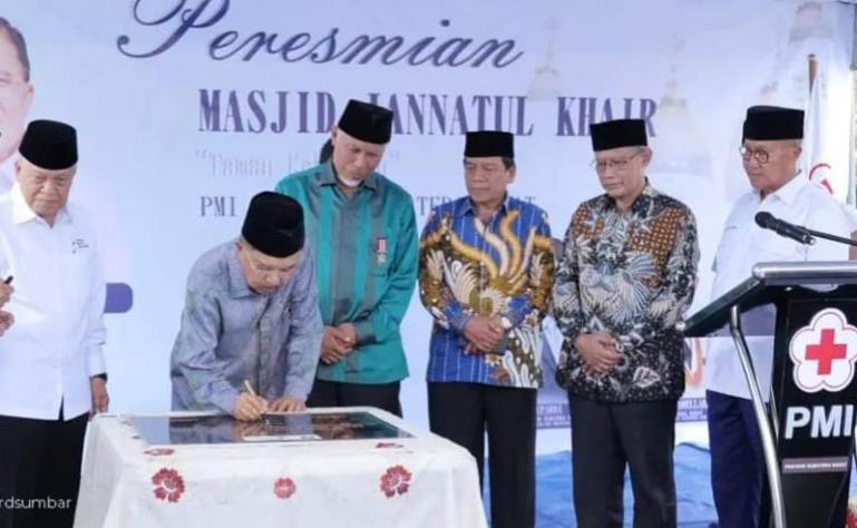 Wakil ketua DPRD Sumbar Suwirpen Suib menghadiri peresmian Masjid Jannatul Khair PMI oleh Jusuf Kalla, Jumat (3/11). (Dok : Istimewa)
