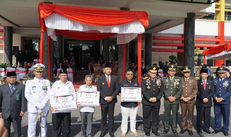 Wagub Sumbar, Audy Joinaldy, bersama Forkopimda serahkan donasi untuk Palestina usai upacara peringatan Hari Pahlawan Nasional di halaman Kantor Gubernur Sumbar, Jumat (10/11). (Dok : Istimewa)