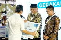 Komitmen dalam Pengelolaan Sampah Laut di Sumbar: Gubernur Sumbar Mahyeldi Terima Penghargaan dari KKP RI