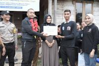 Wagub dan Apindo Sumbar Serahkan Bantuan Kepiting di Siberut