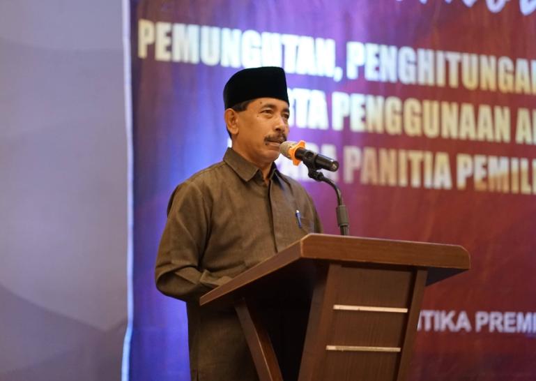 Ketua KPU Sumbar, Surya Efitrimen. (Dok : Istimewa)