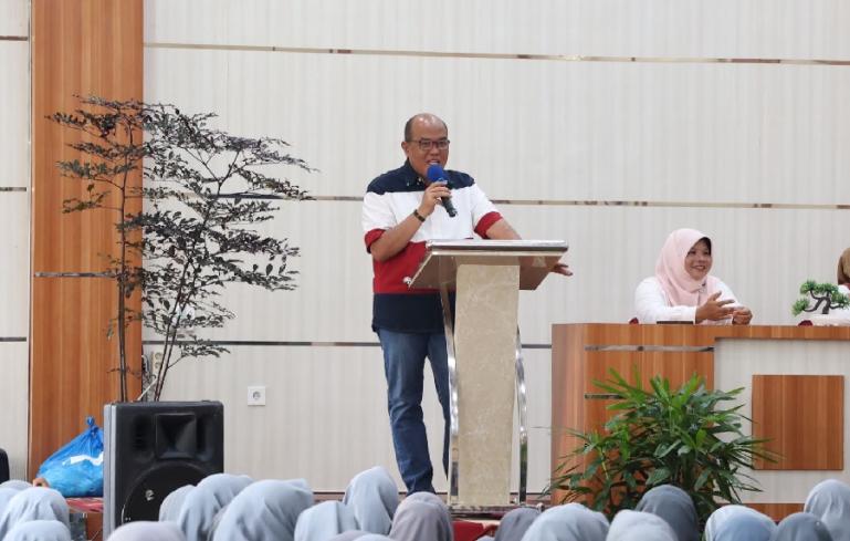 Ketua DPRD Sumbar, Supardi berikan motivasi pada siswa SMA sederajat yang ikut Tes minat dan bakat di SMA 3 Payakumbuh, Rabu siang (13/12). (Dok : Istimewa)