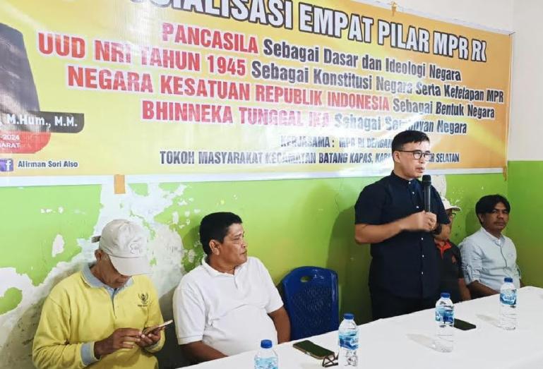 Anggota MPR RI, Alirman Sori berikan paparan tentang 4 Pilar MPR RI pada masyarakat Batang Kapas, Kabupaten Pesisir Selatan, Senin (18/12). (Dok : Istimewa)