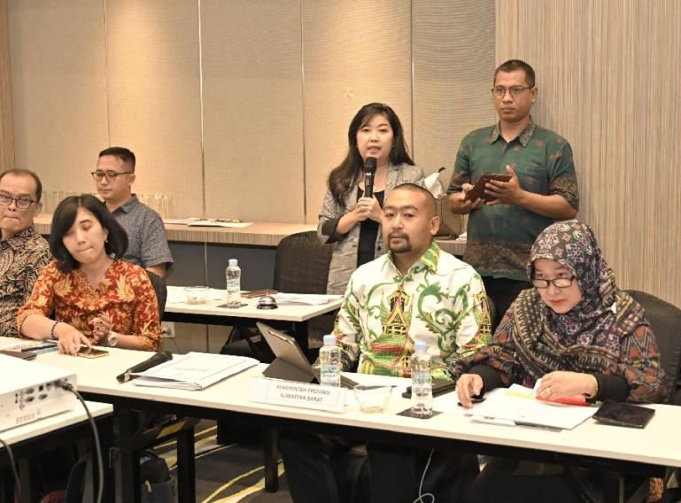 Wakil Gubernur (Wagub) Sumbar, Audy Joinaldy bersama Kadis Kominfotik Sumbar, Siti Aisyah saat presentasi KIP di KI Pusat, Kamis (20/11). (Dok : Istimewa)