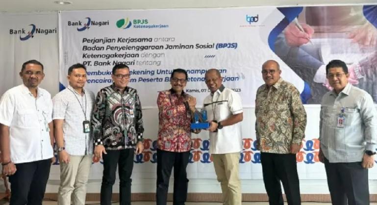 Bank Nagari bersama BPJS Ketenagakerjaan melakukan PKS tentang Pembukaan Rekening Tabungan untuk Penampungan Pencairan Klaim Manfaat Jaminan Sosial bagi Peserta BPJS Ketenagakerjaan, di Lantai 4 Kantor Pusat Bank Nagari, Kamis (7/12). (Dok : Istimewa)