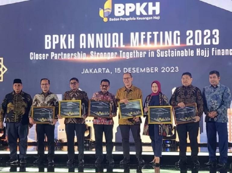 Direktur Utama Bank Nagari Muhamad Irsyad saat menerima Anugerah Terbaik 3 BPS BPIH Pertumbuhan Pendaftar Haji 2023 kategori BPD di Jakarta, Jumat (15/12). (Dok : Istimewa)