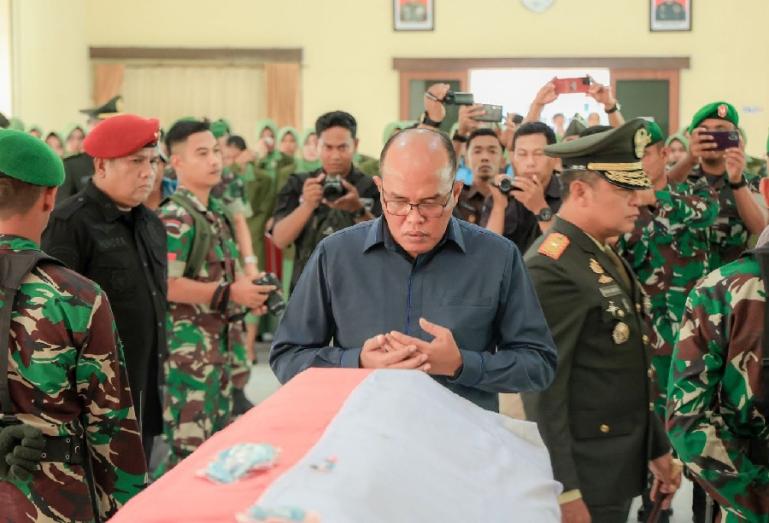 Ketua DPRD Sumbar, Supardi panjatkan doa bagi almarhum Kopda Hendrianto saat disemayamkan di Makorem 032/Wirabraja, Padang, Rabu siang (27/12). (Dok : Istimewa)