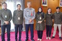 Asisten Deputi Hukum dan Kelembagaan BPJS Ketenagakerjaan Minarni Lukman temu ramah dengan Pj Wali Kota Pariaman, Roberia di ruang kerja orang nomor satu Kota Pariaman ini, Kamis siang (7/12). (Dok : Istimewa)