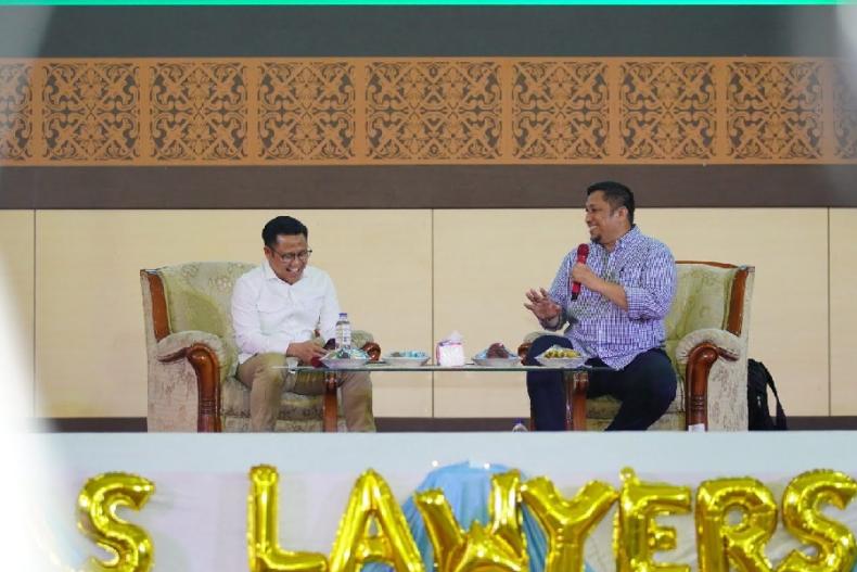 Cawapres Nomor Urut 1 Muhaimin Iskandar didampingi moderator dosen Hukum Unand Feri Amsari SH MH LLM saat Andalas Lawyer Club 