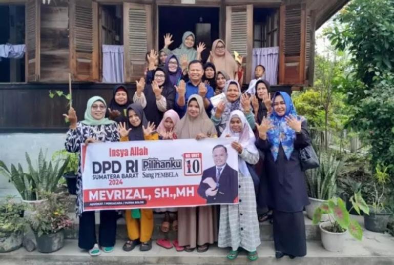 Calon anggota DPD RI Mevrizal foto bersama ibu-ibu kelompok Yasinan Muslimah Koto Anau, Kecamatan Lembang Jaya, Kabupaten Solok. (Dok : Istimewa)