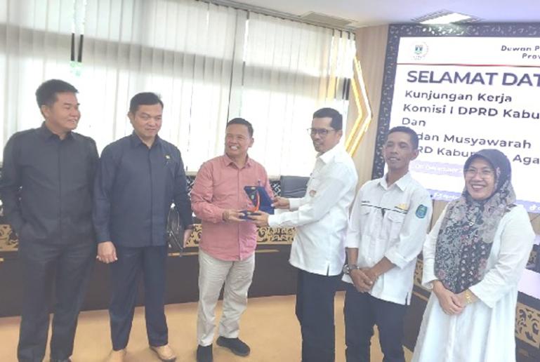 Sekretaris DPRD Sumbar, Raflis, menerima kunjungan kerja Komisi I DPRD Kabupaten Kerinci Rabu, (6/12) di ruang khusus 1 kantor DPRD Sumbar. (Dok : Istimewa)
