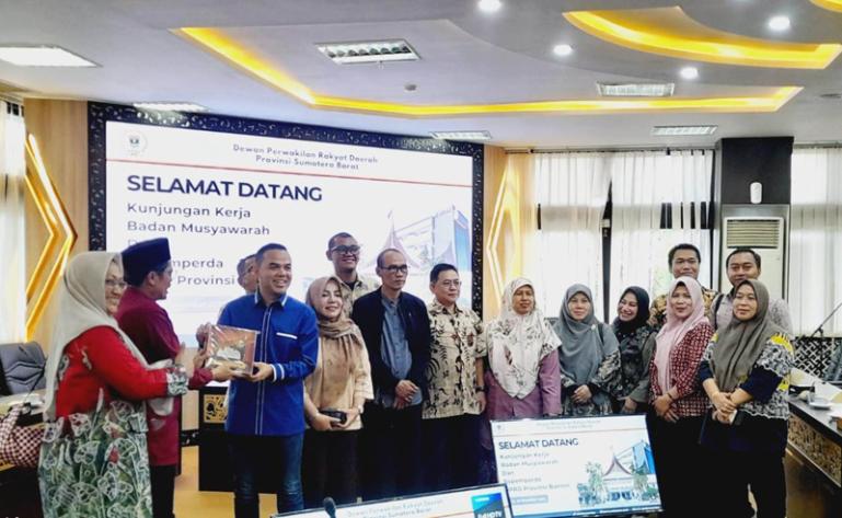 Sekretaris DPRD Sumbar Raflis saat menyambut kedatangan Bamus DPRD Banten di ruang rapat khusus 1 DPRD Sumbar, Jumat (15/12). (Dok : Istimewa)