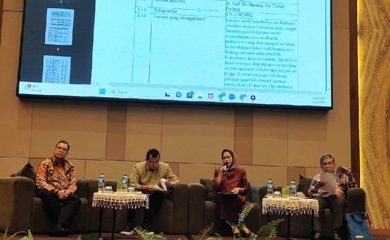 Dirut RSUP M Djamil Dr dr Dovy Djanas SpOG KFM MARS FISQua, Rektor UNP Prof Ganefri PhD, Kadinkes Sumbar dr Lila Yanwar MARS dan Guru Besar Ilmu Gizi FK Unand Prof Dr dr Masrul MSc SpGK saat Seminar Apkesmi Sumbar di The ZHM Premiere Padang, Kamis (7/11).