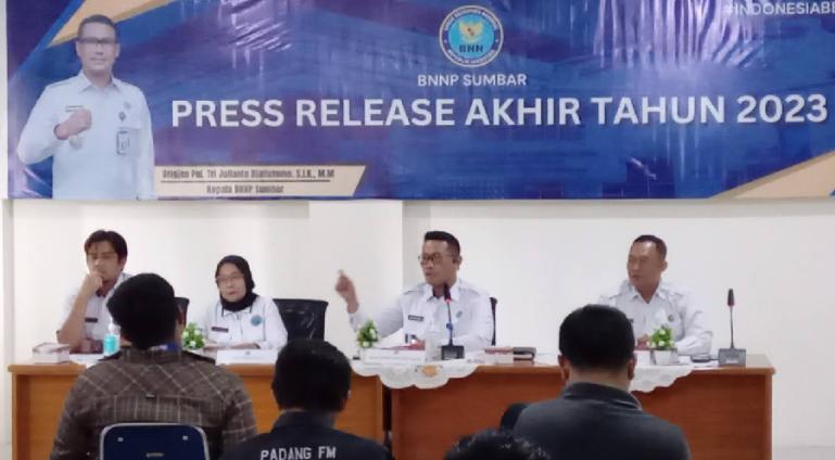 Kepala BNNP Sumbar, Brigjen Pol Tri Julianto Djatiutomo saat rilis pengungkapan kasus selama 2023 kepada wartawan di kantornya, Rabu (27/12). (Foto : Derizon)