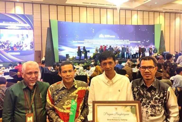 Kepala Desa Kampung Gadang, Amri Maldi saat menerima penghargaan Desa Cantik 2023 di Jakarta, Senin (4/12). (Dok : Istimewa)